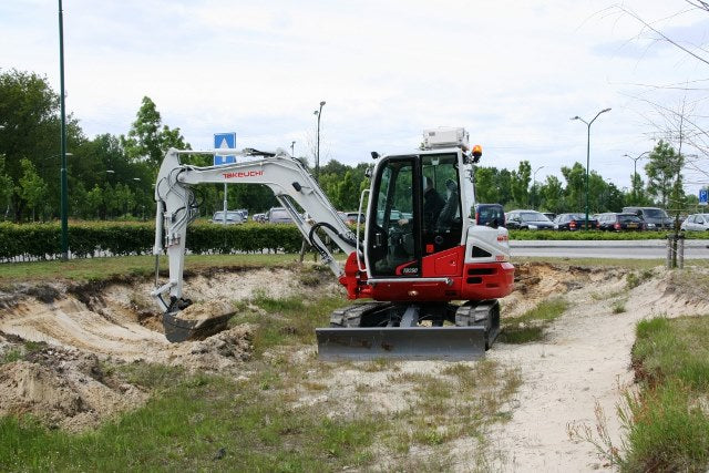 Rent a Takeuchi Excavator Digger 6 Ton w/ Hydraulic Thumb (1)