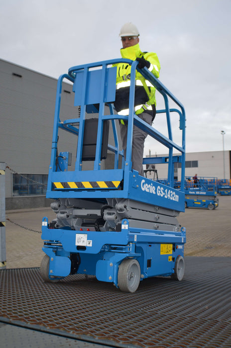 14' Scissors Lift Slab Model w Batteries