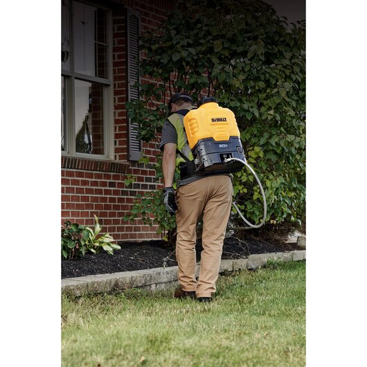 Dewalt 4 gal. Cordless Backpack Sprayer (2)
