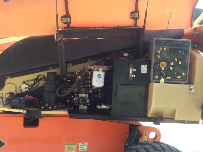 Used 2006 JLG 60' Straight Boom Lift (7)